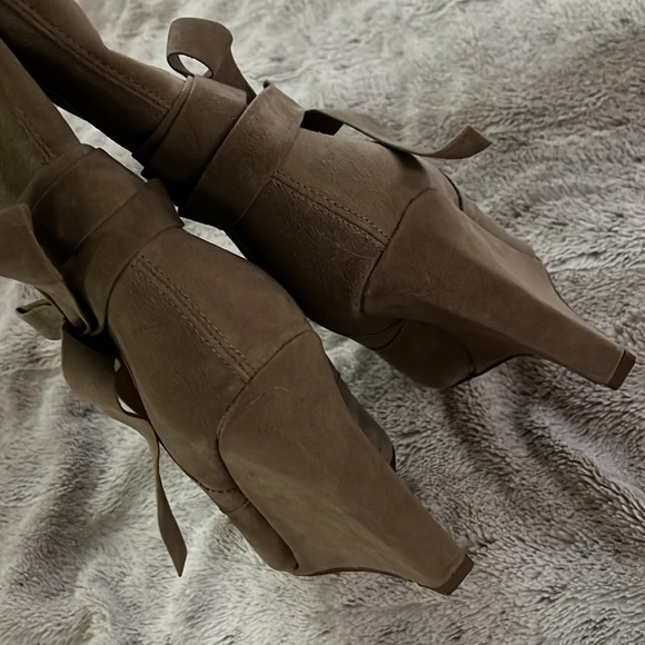 Taupe wedge booties 9.5 faux suede bow detail paper bag top Dalilah Shoe Dazzle - Picture 5 of 8